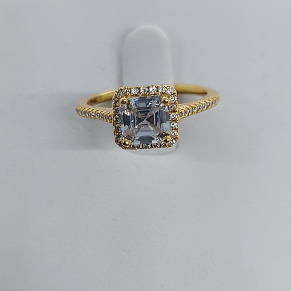 925 Sterling Silver Halo Ring Decorated with CZ Simulated Diamonds - Picture 10 of 10